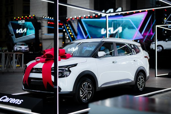 Adoptez la robe terracotta : une tendance chic et accueillante