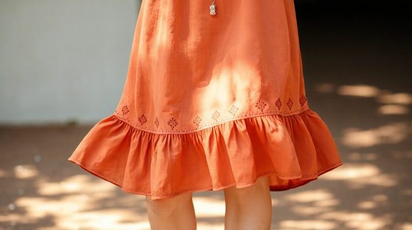 Adoptez la robe terracotta : une tendance chic et accueillante